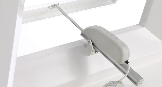 CLARABOYA RECTANGULAR ZOCALO INCLINADO APERTURA ELECTRICA