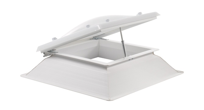 CLARABOYA RECTANGULAR CON ZOCALO INCLINADO APERTURA POR HUSILLO